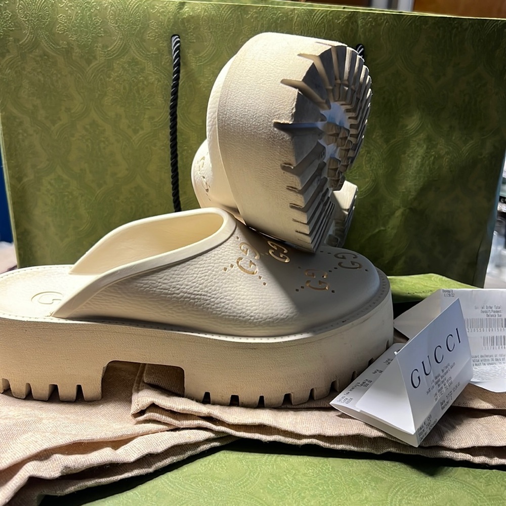 “Bone” color Gucci Clog